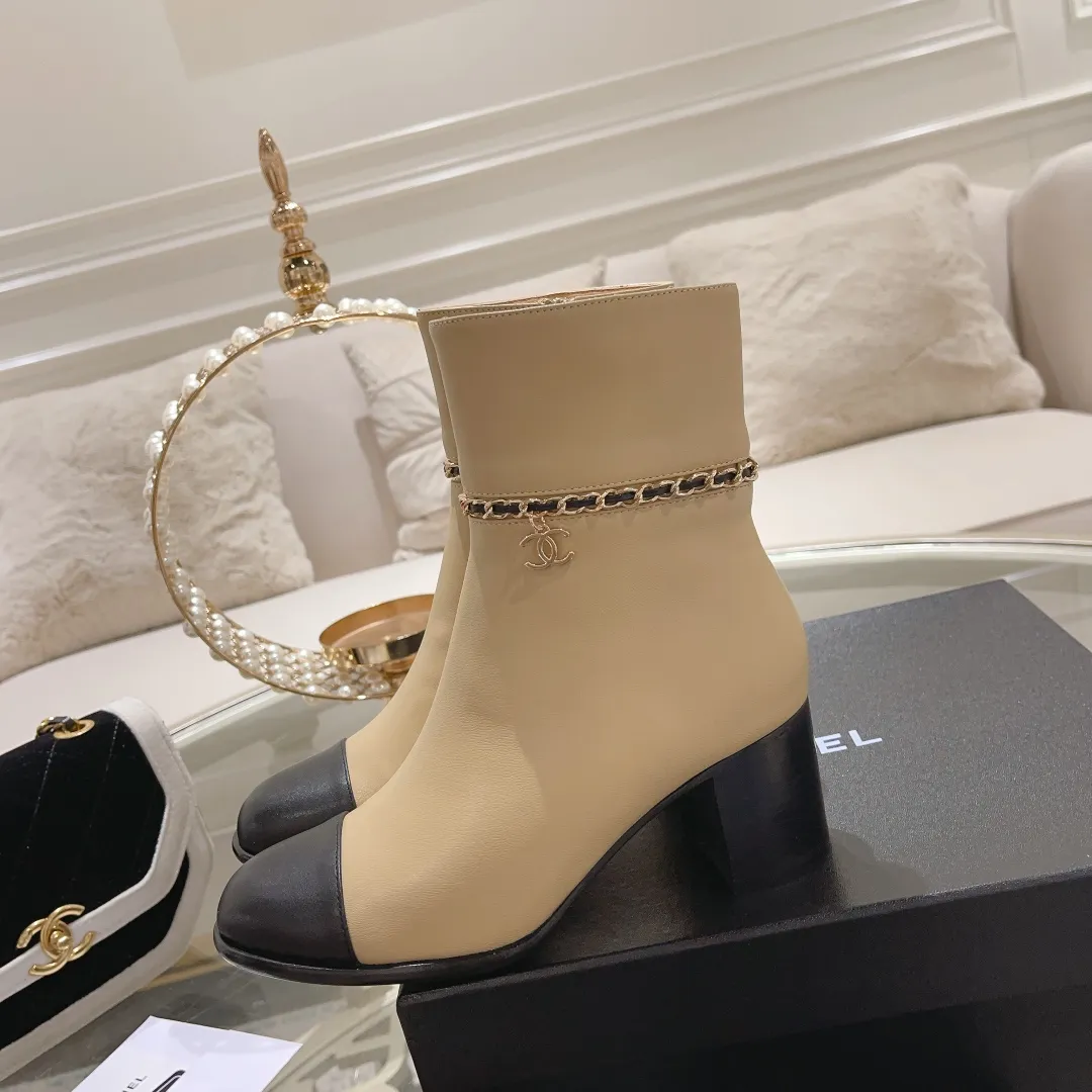 👟👟Ex-factory price 700👟👟 2025 Xiaoxiang chanel high quality counter grade 𝙎𝙡𝙞𝙣𝙜-𝙗𝙖𝙘𝙠🌈〰͏ chanelaa® Xiaoxiang new chain ⛓️slimming short boots Top purchasing level rare items are new 🍾👟👟 ━━━━━ ЅᏇєєt ━━━━━ 🍒 Upper: Italian imported calfskin ➕ Chanel’s unique chain element Lining: Imported comfortable and soft sheepskin lining for foot pads Outsole: Exclusive molding of Italian imported genuine leather outsole Color: Black/White/Apricot Size: 34 to 40 (34, 41, 42 are customized and non-returnable and non-exchangeable) Packaging: The latest full set of packaging from the counter shoe industry
